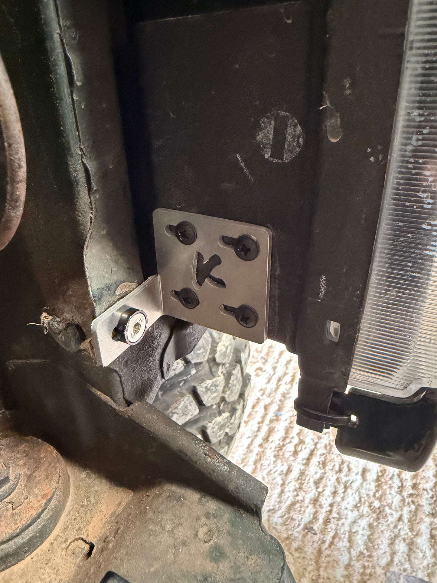 Discovery 2 Lower Headlight Repair Bracket Kit (Pair)