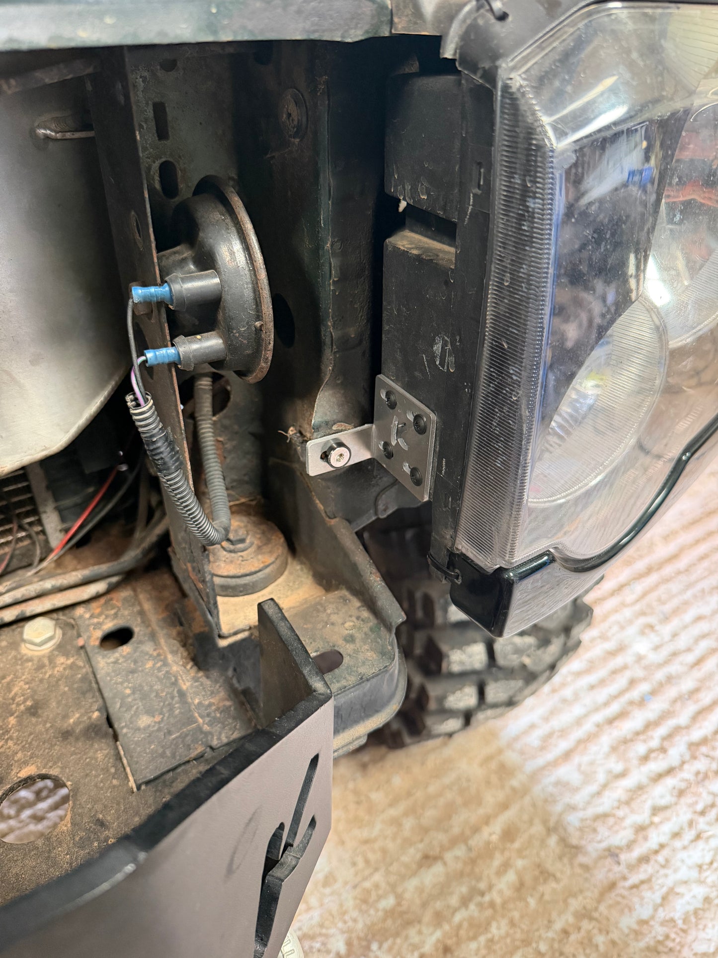 Discovery 2 Lower Headlight Repair Bracket Kit (Pair)