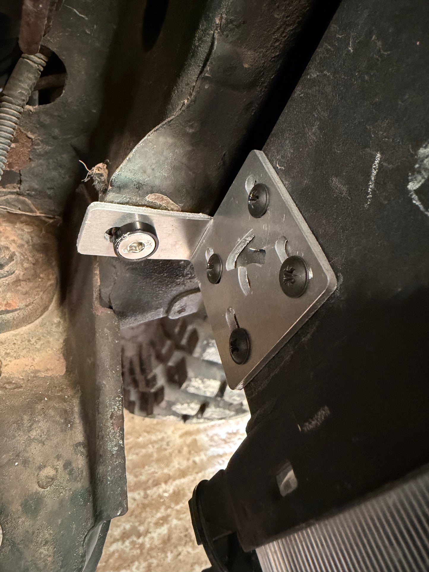 Discovery 2 Lower Headlight Repair Bracket Kit (Pair)