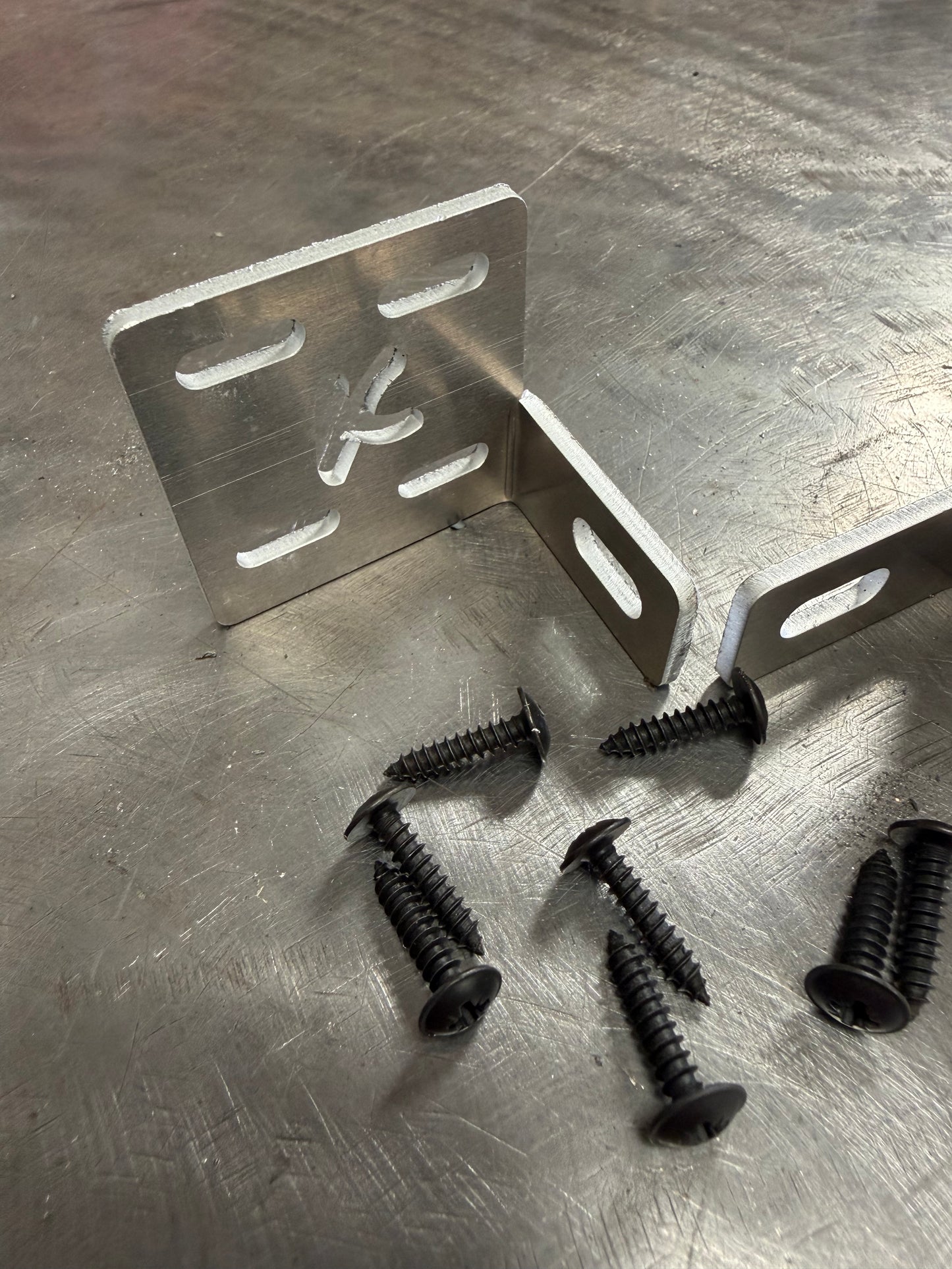 Discovery 2 Lower Headlight Repair Bracket Kit (Pair)
